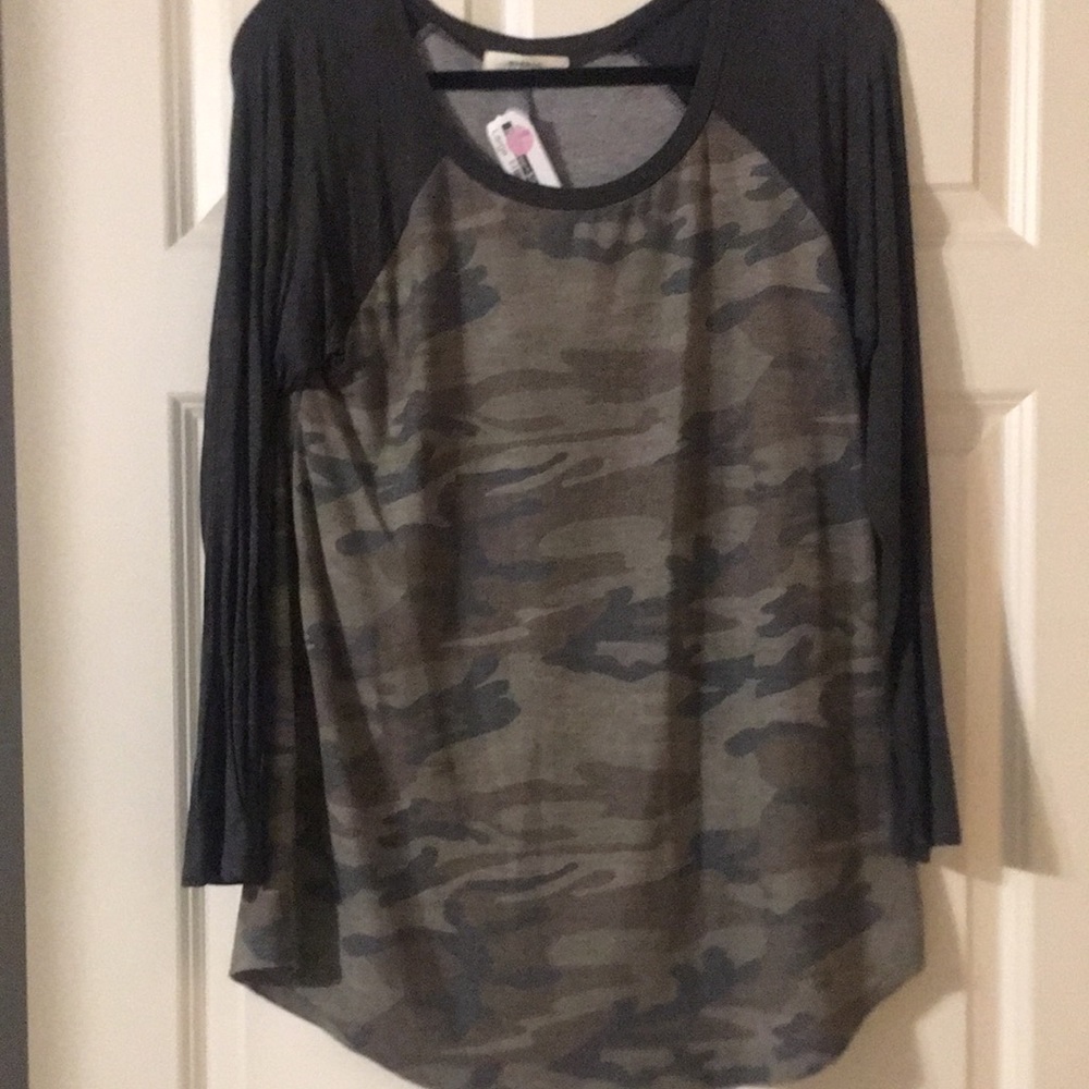 Camo 3/4 length sleeve top